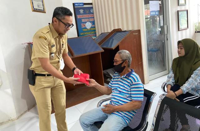 Jelang HUT RI ke77, UPT Pendapatan Bapenda Sulsel Wilayah Pinrang Bagikan Bendera Merah Putih